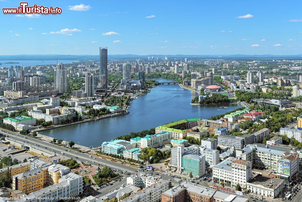 Immagine Veduta dall'alto dello stagno, del centro storico e del distretto di Ekaterinburg, Russia, dall'osservatorio del 52esimo piano del grattacielo Vysotsky - © Mikhail Markovskiy / Shutterstock.com