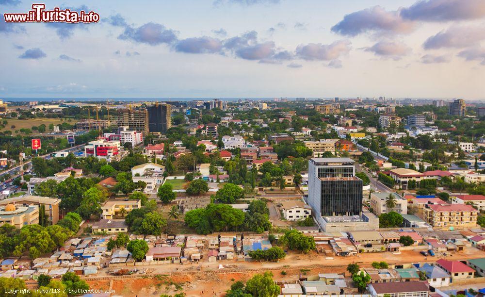 Immagine Veduta dall'alto di Accra, Ghana, Africa. Capitale del paese, oltre che città più popolosa, Accra si affaccia sulla costa Atlantica e si estende su una superficie di 200 chilometri quadrati - © Truba7113 / Shutterstock.com