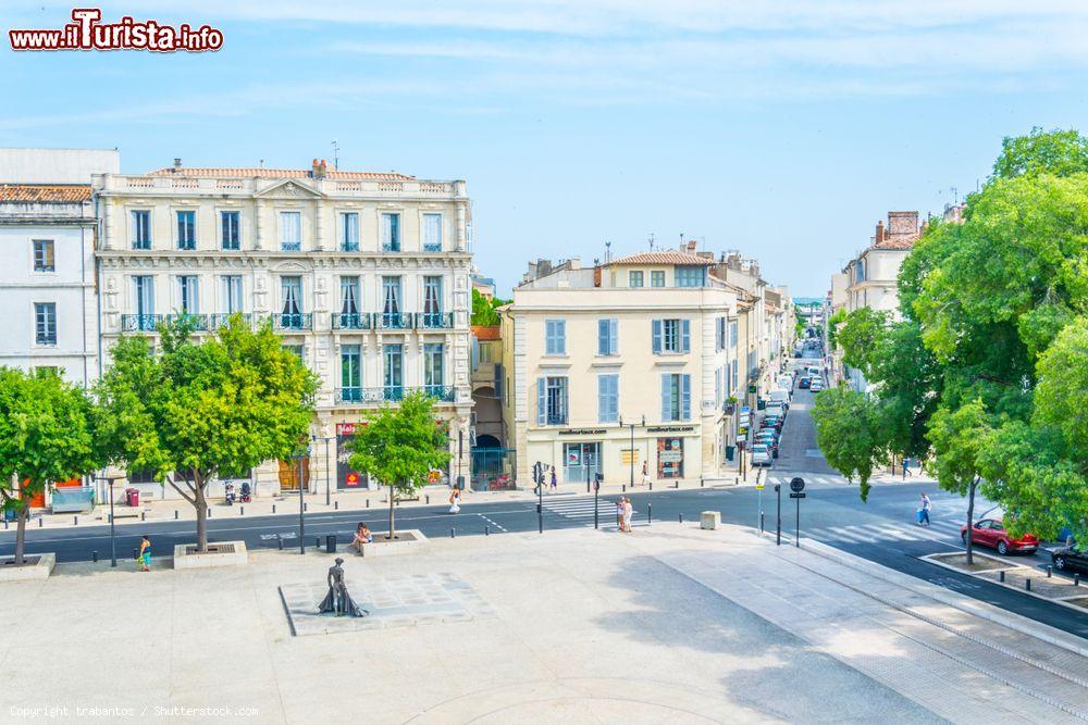 Immagine Veduta dall'alto di Place des Arenes a Nimes, Francia, con la statua al torero - © trabantos / Shutterstock.com