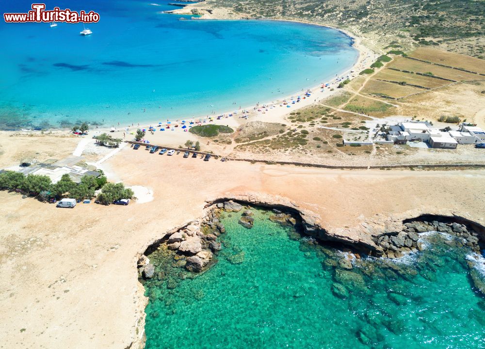 Immagine Veduta dall'alto di Pori Beach e delle grotte Ksylobatis sull'isola di Koufonisia, Grecia.