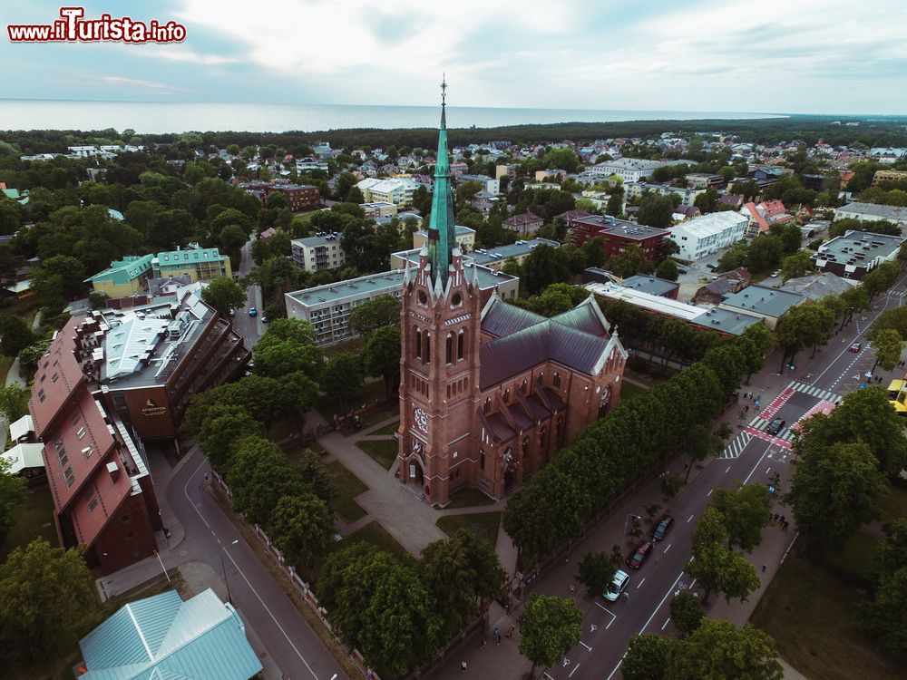 Immagine Veduta dall'alto di una chiesa della città di Palanga, Lituania. Maggior centro balneare del paese, Palanga si affaccia sulla costa del Mar Baltico.