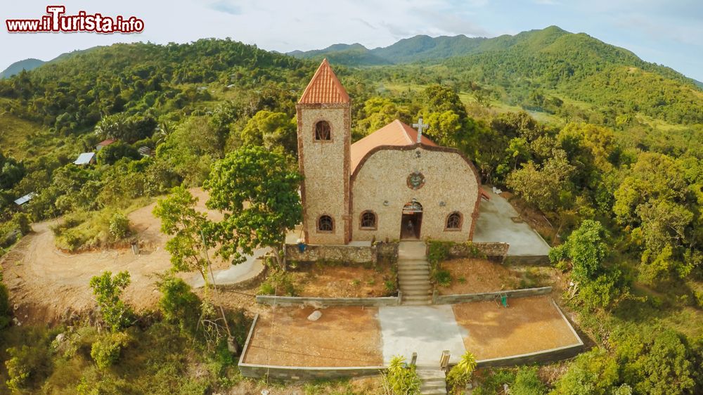 Immagine Veduta dall'alto di una chiesa sulle colline del villaggio di Malbato, Palawan (Filippine).