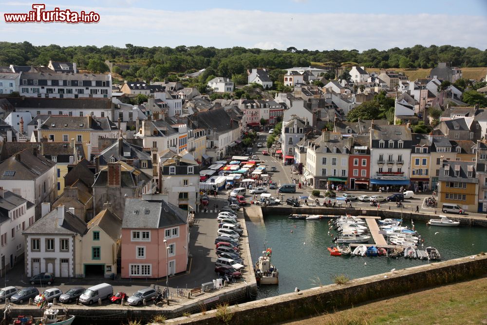 Immagine Veduta dall'alto di una cittadina sull'isola di Belle Ile en Mer, Francia. Giunti in barca nel porto di Palais ci si può avventurare alla scoperta dell'isola in bici o noleggiando una macchina.