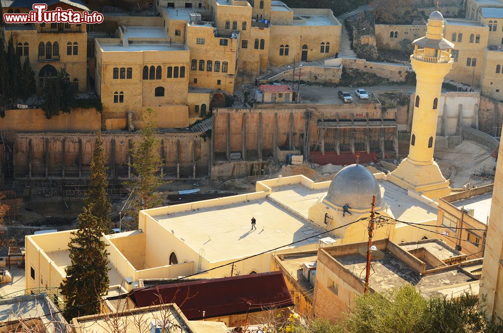 Immagine Veduta dall'alto di una moschea a Al-Salt, Giordania. Questa città è una delle località meno conosciute ma fra le più autentiche della Giordania.