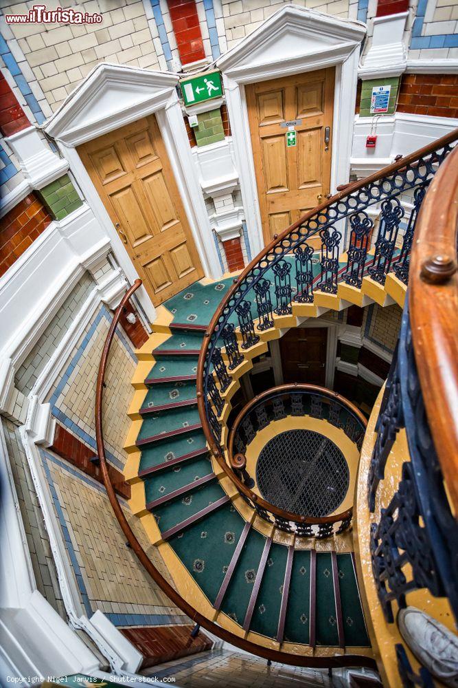 Immagine Veduta dall'alto di una scala a chiocciola nella Channing Hall in Surrey Street, Sheffield, Yorkshire, Inghilterra - © Nigel Jarvis / Shutterstock.com