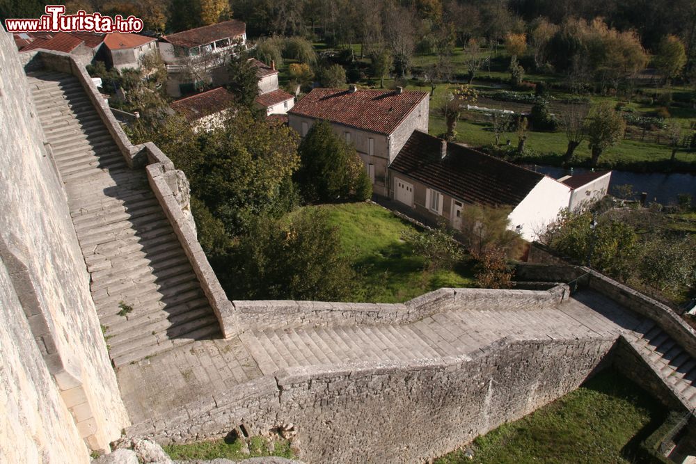 Immagine Veduta dall'alto di una scalinata del villaggio di Pons, Charente-Maritime, immerso nella natura.