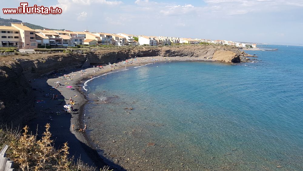 Immagine Veduta dall'alto di una spiaggia di Cap d'Agde, dipartimento dell'Herault (Francia).