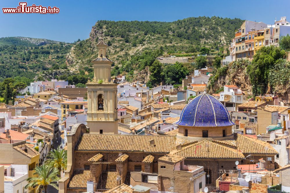 Immagine Veduta dall'alto di una vecchia chiesa con la cupola blu nel centro storico di Bunol, Spagna.