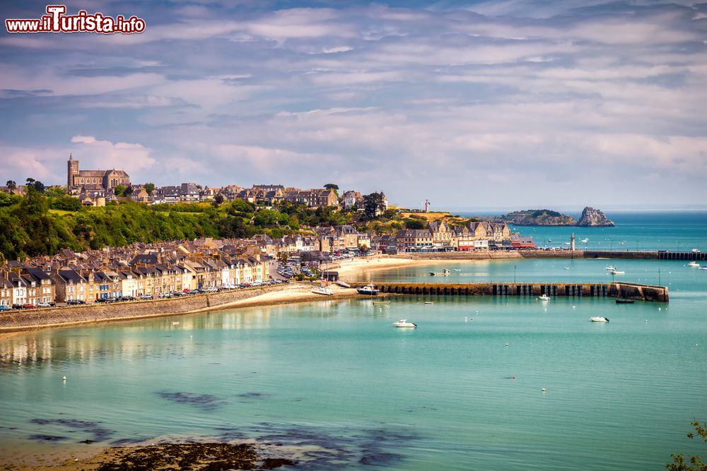 Immagine Veduta dall'alto su Cancale, città del nord della Francia, nota per la produzione di ostriche.