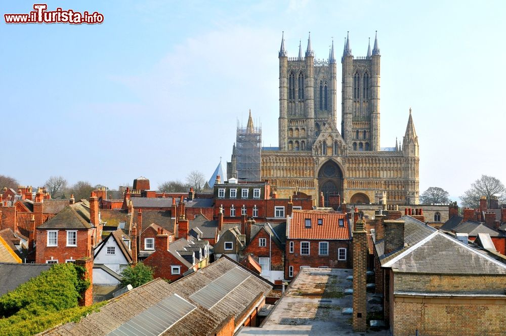 Immagine Veduta dall'alto sui tetti della città di Lincon, Lincolnshire (Inghilterra). Sullo sfondo, la celebre cattedrale cittadina che opsita al suo interno una delle poche copie ancora esistenti della Magna Carta.