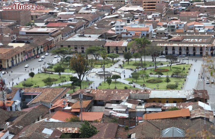 Immagine Veduta dall'alto, sul lato est, di Plaza de Armas a Cajamarca, Perù - © Janmarie37 / Shutterstock.com