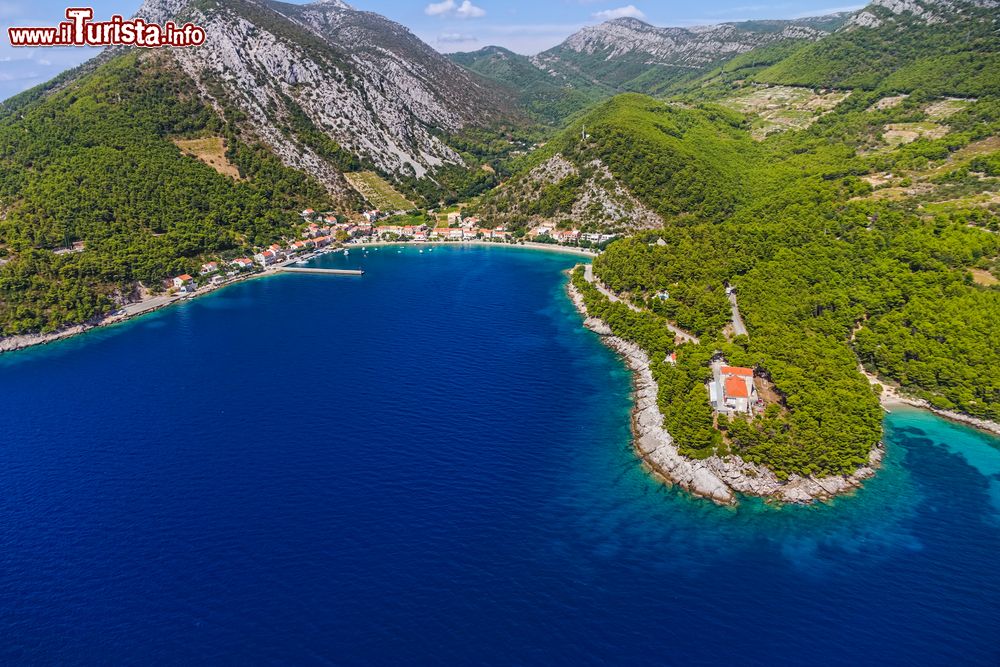 Immagine Veduta dall'elicottero del piccolo villaggio di Trstenik, penisola di Peljesac (Croazia). Questa cittadina è situata lunga la strada litoranea che connette la penisola all'entroterra passando per la città di Ston.