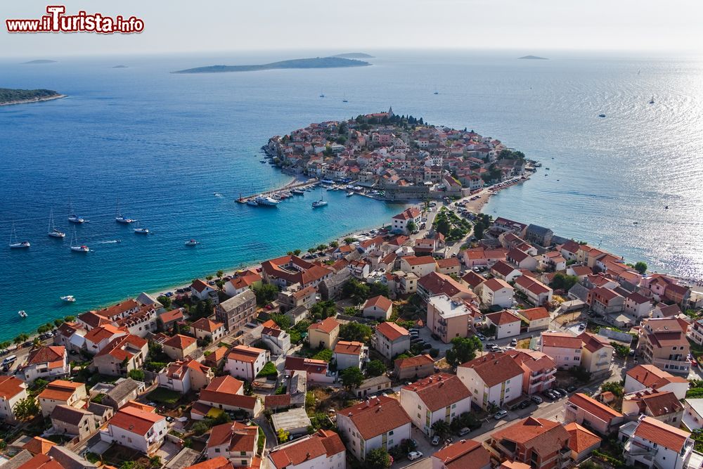 Immagine Veduta dall'elicottero di Primosten e del suo centro storico, Dalmazia, Croazia. Questa località ha conservato intatta la sua caratteristica atmosfera di borgo medievale tipico del Mar Mediterraneo.