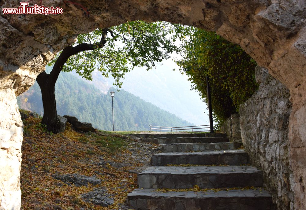 Immagine Veduta dall'ingresso della fortezza di Travnik in autunno, Bosnia e Erzegovina.