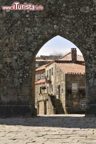 Immagine Veduta dall'interno del castello di Sortelha, Portogallo - Un pittoresco scorcio panoramico sul vecchio borgo di Sortelha scattato dal castello fortificato che risale al XII° secolo e che si erge su un imponente sperone roccioso mentre le massicce mura circondano il villaggio ricco di fascino di origine moresca © ruigouveia / Shutterstock.com