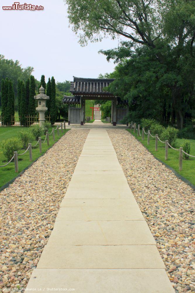 Immagine Veduta dei Giardini Giapponesi ai Lauritzen Gardens di Omaha, Nebraska (USA). Questo suggestivo orto botanico con arboreto è una delle più interessanti attrazioni turistiche naturali della città - © Stephanie Le / Shutterstock.com