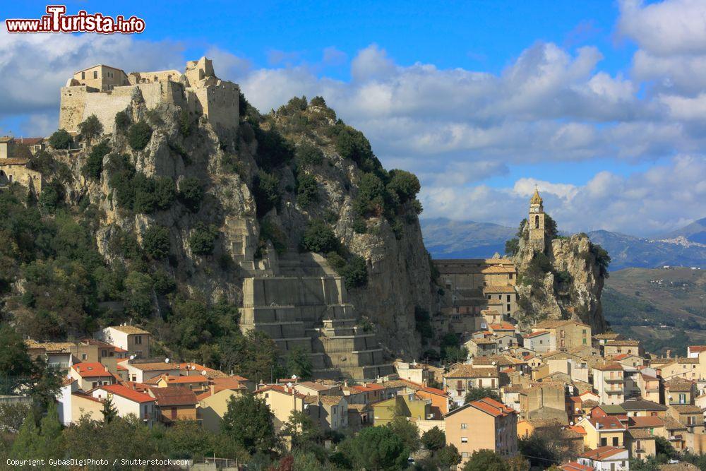 Immagine Veduta del borgo di Bagnoli del Trigno nel Molise. Raccolto attorno ad una rupe, per la sua collocazione a ridosso della roccia viene definito la "Perla del Molise" - © GybasDigiPhoto / Shutterstock.com