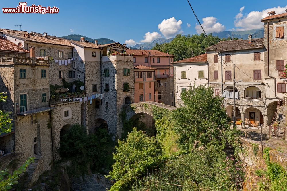 Immagine Veduta del borgo di Bagnone in Toscana e l'antico ponte del suo centro storico