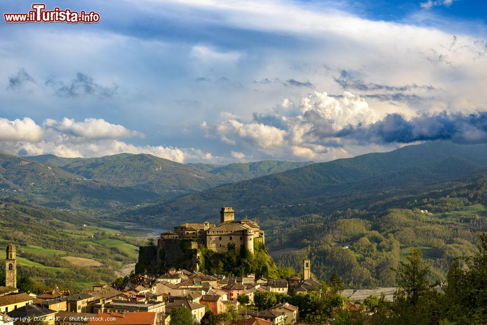 Immagine La splendida Val Ceno e il Castello di Bardi, alla sommità dell'omonimo borgo in provincia di Parma (Emilia-Romagna) - foto © CuorerouC / Shutterstock.com