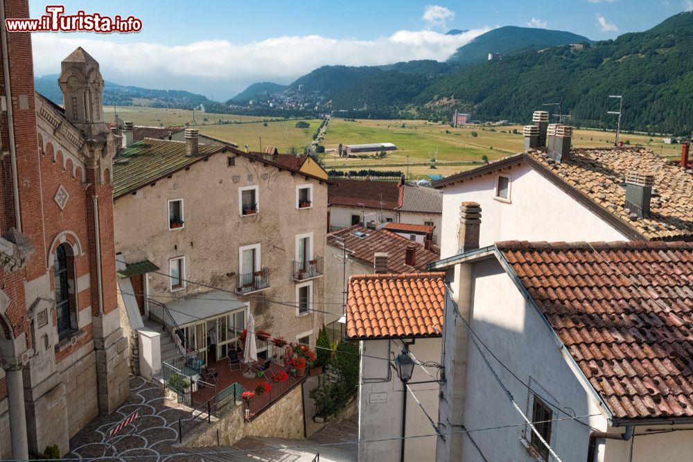 Immagine Veduta del borgo di Rivisondoli, L'Aquila, in una mattina d'estate. Il turismo in questo paese iniziò a svilupparsi subito dopo l'arrivo dei Reali d'Italia nel 1913.