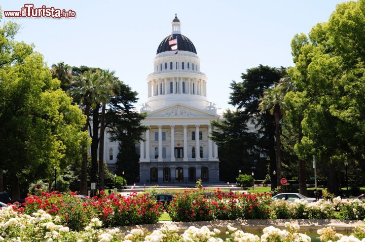 Immagine Veduta del Campidoglio di Sacramento, California - Il California State Capitol ospita l'Assemblea Generale dello stato, composta dal Senato  della California e dall'Assemblea Statale. L'edificio fu costruito in stile neoclassico fra il 1861 e il 1874 © arnoaltix / Shutterstock.com