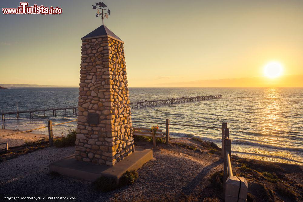 Immagine Veduta del Captain Collet Barker Memorial al tramonto nei pressi di Adelaide, Australia. Barker è stato un ufficiale militare e un espoloratore - © amophoto_au / Shutterstock.com