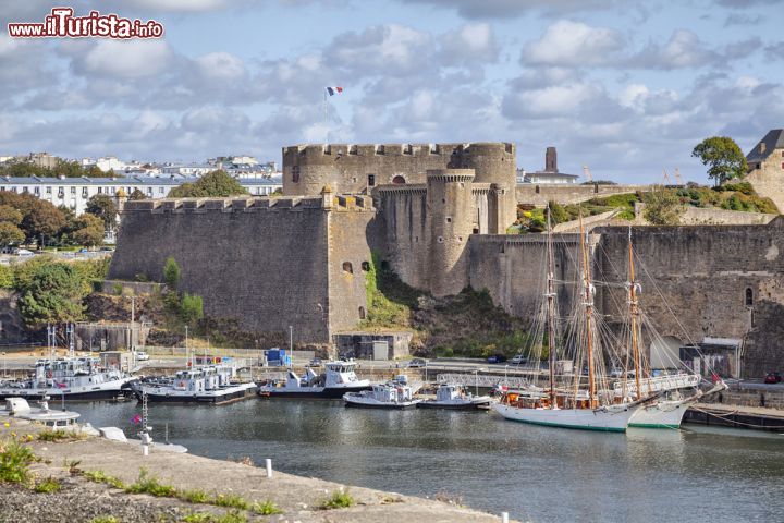 Immagine Veduta del castello di Brest, Francia - Nato sulle rovine di un maschio medievale, questo antico castello venne fortificato dall'architetto Vauban con bastioni, torri difensive e merlature. Dai suoi bastioni si gode una splendida vista sulla città bretone e sul porto © Sergey Dzyuba / Shutterstock.com