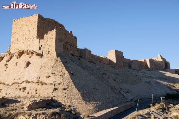 Immagine Veduta del castello di Karak dalla Strada dei Re, Giordania. Fiancheggiata dai resti di avamposti e fortilizi crociati, dalla King's Road si può ammirare il castello di Kerak, una delle testimonianze più interessanti dell'arte costruttiva militare dei crociati - © Marco Tomasini / Shutterstock.com