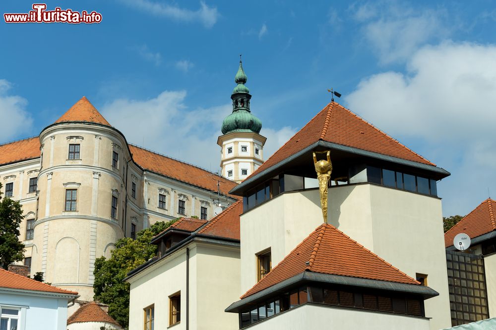 Immagine Veduta del castello di Mikulov, Repubblica Ceca. Rimaneggiato dalla famiglia Dietrichstein, il castello fu di proprietà di questa casata per quasi 4 secoli dal 1575 al 1945.