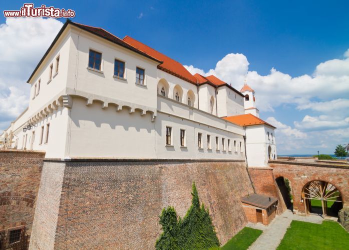 Immagine Veduta del castello di Spielberg a Brno, Repubblica Ceca. Nel 1820 questa fortezza venne trasformata in una prigione civile per i detenuti che avevano commesso reati gravi ma vi vennero imprigionati anche i prigionieri politici che si erano scontrati con l'impero austriaco - © 262422788 / Shutterstock.com