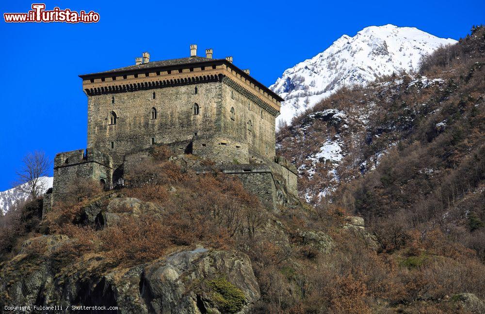 Immagine Veduta del castello di Verres, Valle d'Aosta, con le montagne innevate sullo sfondo - © Fulcanelli / Shutterstock.com