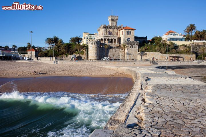 Immagine Una bella veduta del castello e della spiaggia di Estoril, Portogallo - © Artur Bogacki / Shutterstock.com