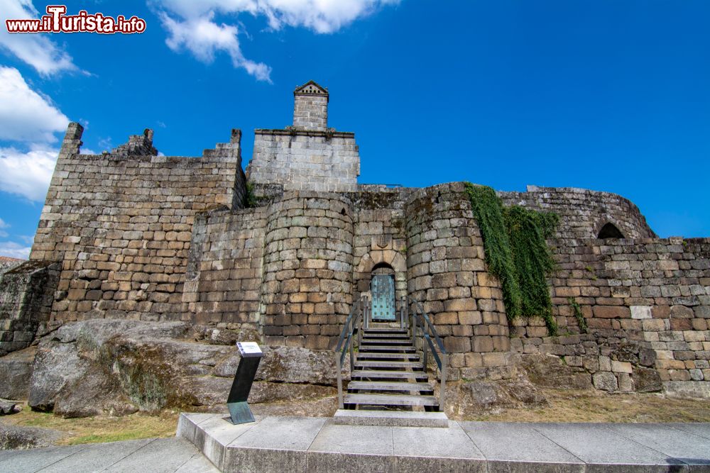 Immagine Veduta del castello medievale di Ribadavia, Spagna, in una giornata estiva di sole.