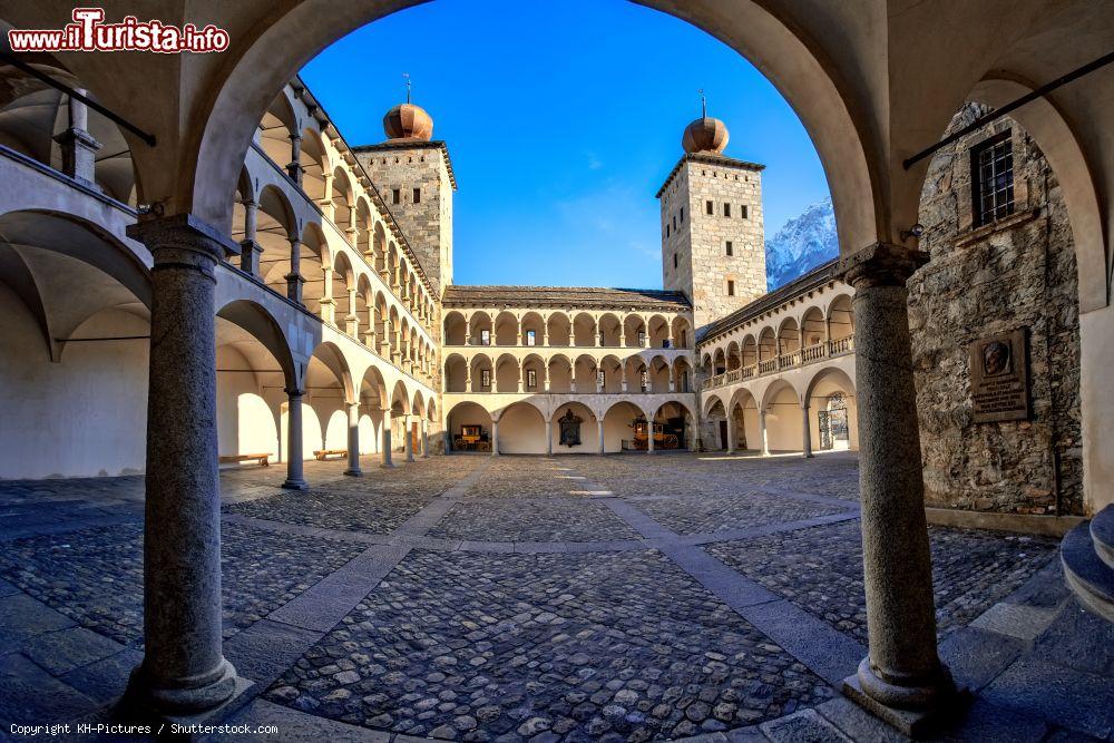 Immagine Veduta del castello Stockalper nella città di Briga, Svizzera. Questo edificio sontuoso venne costruito per volontà di un mercante che aveva fatto fortuna nel XVII° secolo commerciando sale e seta - © KH-Pictures / Shutterstock.com