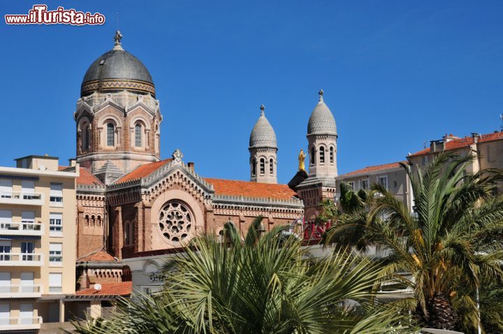 Immagine Veduta del centro città a Saint Raphael, Francia. A mezz'ora da Cannes e a meno di un'ora da Saint Tropez, questa graziosa cittadina francese della Costa Azzurra è una delle località preferite da chi cerca la tranquillità - © Pack-Shot / Shutterstock.com