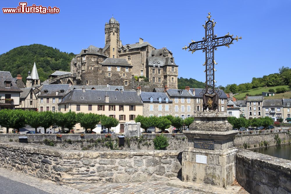 Immagine Veduta del centro storico del borgo di Estaing, Occitania, Francia. Il castello fu costruito attorno a un maschio pentagonale alla cui sommità si trovano cinque torrette.