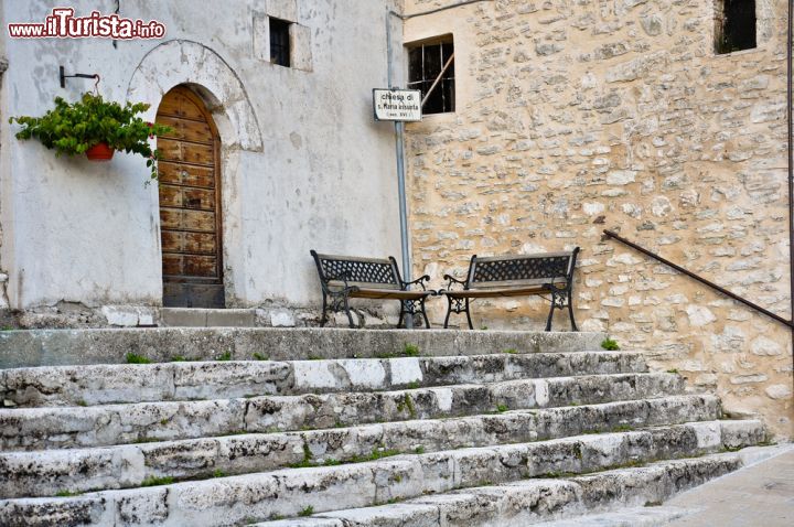 Immagine Veduta del centro storico di Castelluccio di Norcia, Umbria, Italia. Il 30 ottobre 2016 il paese è stato gravemente danneggiato da un evento sismico che ne ha distrutto molte opere architettoniche importanti - © paolofur / Shutterstock.com
