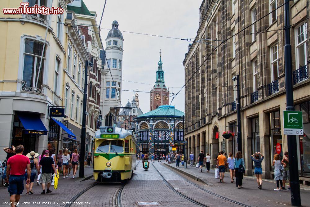 Immagine Veduta del centro storico di Den Haag, Olanda, con locali e negozi lungo le strade (Olanda). In primo piano, il tipico tram turistico - © Ververidis Vasilis / Shutterstock.com