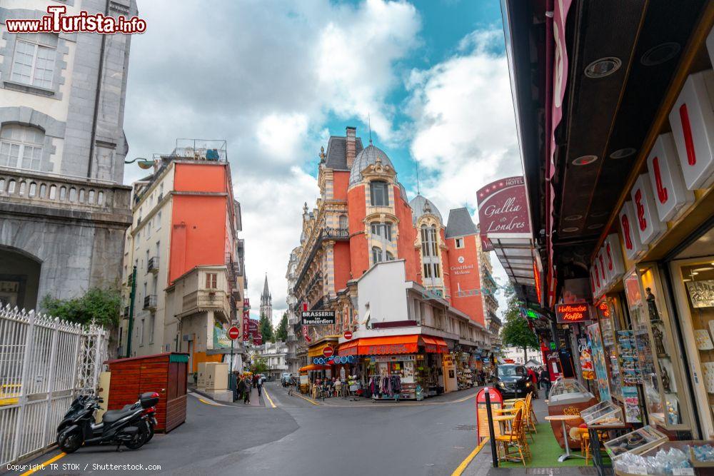 Immagine Veduta del centro storico di Lourdes, Francia: è la città in cui la Vergine Maria apparve a una contadina - © TR STOK / Shutterstock.com