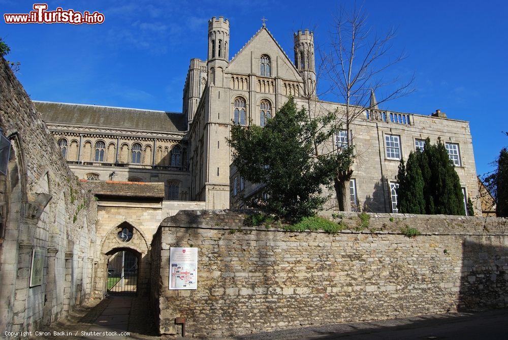 Immagine Veduta del chiostro della cattedrale di Peterborough, Inghilterra. Lo scrittore Ken Follett si ispirò da una visita in questo luogo di culto per scrivere I Pilastri della Terra  - © Caron Badkin / Shutterstock.com
