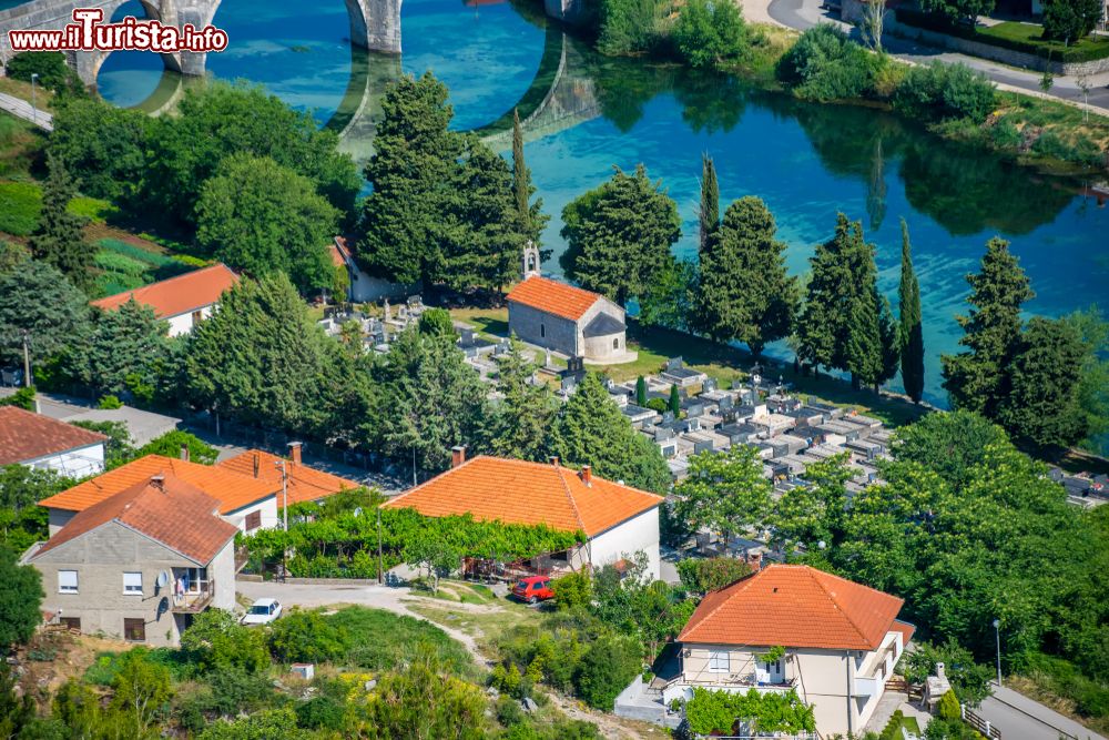 Immagine Veduta del cimitero cittadino dalla cima della montagna di Trebinje, Bosnia Erzegovina. Sullo sfondo, il ponte Arslanagic sul fiume Trebisnijca.