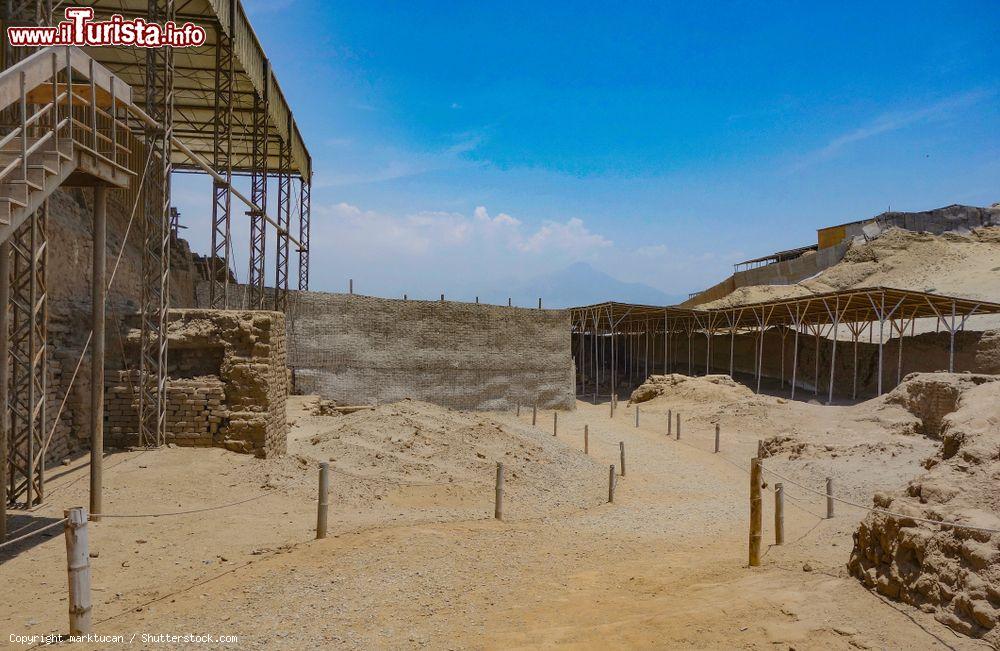 Immagine Veduta del complesso archeologico di Huaca de la Luna, provincia La Libertad (Perù). E' formato da tre piattaforme principali ognuna con una funzione diversa - © marktucan / Shutterstock.com