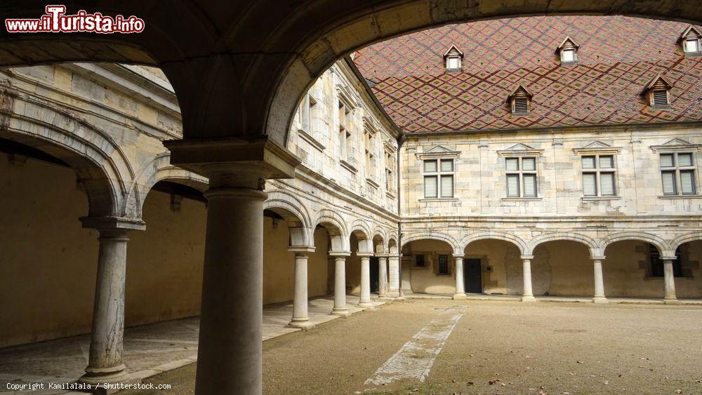Immagine Veduta del cortile al Granvelle Palace (Palais Granvelle) a Besancon (Francia). Costruito nel XVI° secolo, è uno splendido esempio di arte rinascimentale - © Kamilalala / Shutterstock.com