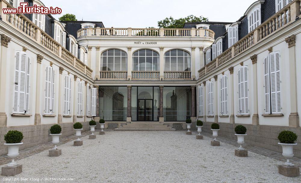 Immagine Veduta del cortile interno dell'azienda Moet et Chandon in Avenue de Champagne a Epernay, Francia - © Daan Kloeg / Shutterstock.com