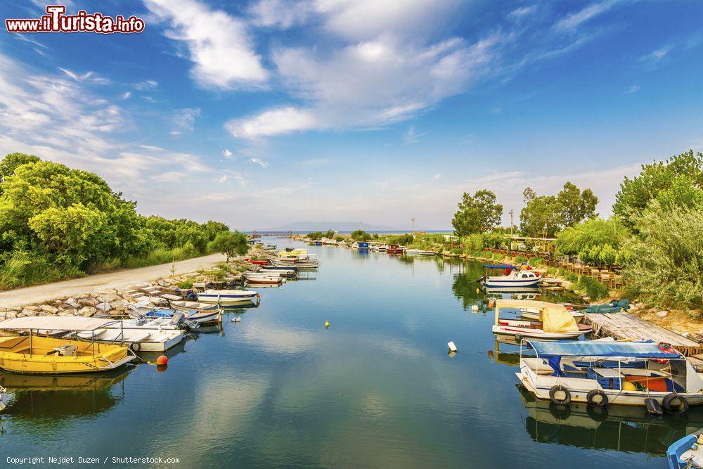 Immagine Veduta del fiume Azmak nel villaggio di Gumuldur, Turchia, con le barche ormeggiate sulle sponde - © Nejdet Duzen / Shutterstock.com