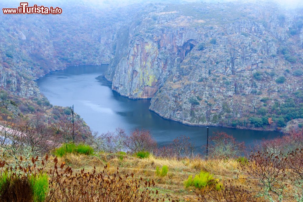 Immagine Veduta del fiume Douro dalle alture di Miranda do Douro, Portogallo, in autunno.