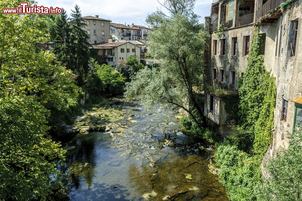 Immagine Veduta del fiume Fluvia nel suo corso lungo la città di Olot, Spagna.