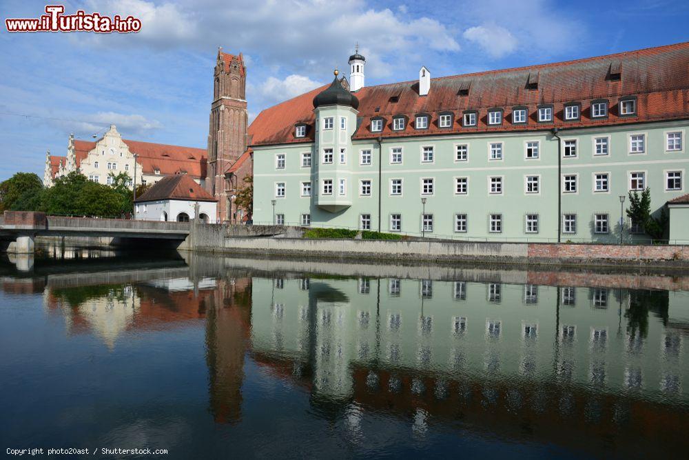 Immagine Veduta del fiume Isar con gli edifici storici della città di Landshut, Germania - © photo20ast / Shutterstock.com