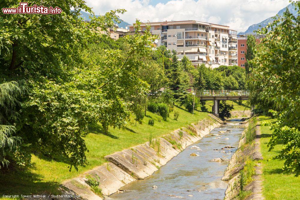 Immagine Veduta del fiume Lana nel centro di Tirana, Albania, in una giornata estiva di sole - © Tomasz Wozniak / Shutterstock.com