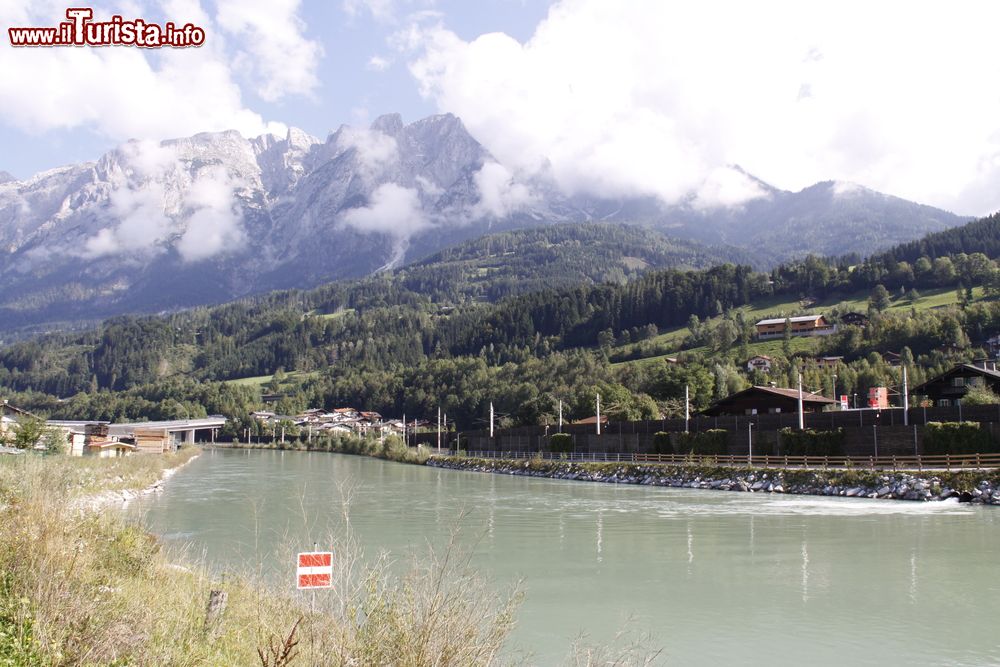 Immagine Veduta del fiume Salzach a Werfen, Austria. Si snoda per 225 km; un tempo era un'importante via di commercio per il sale.